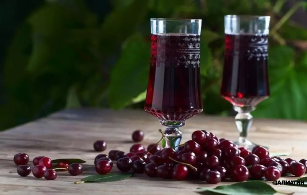 Классическое вино из вишни с косточками