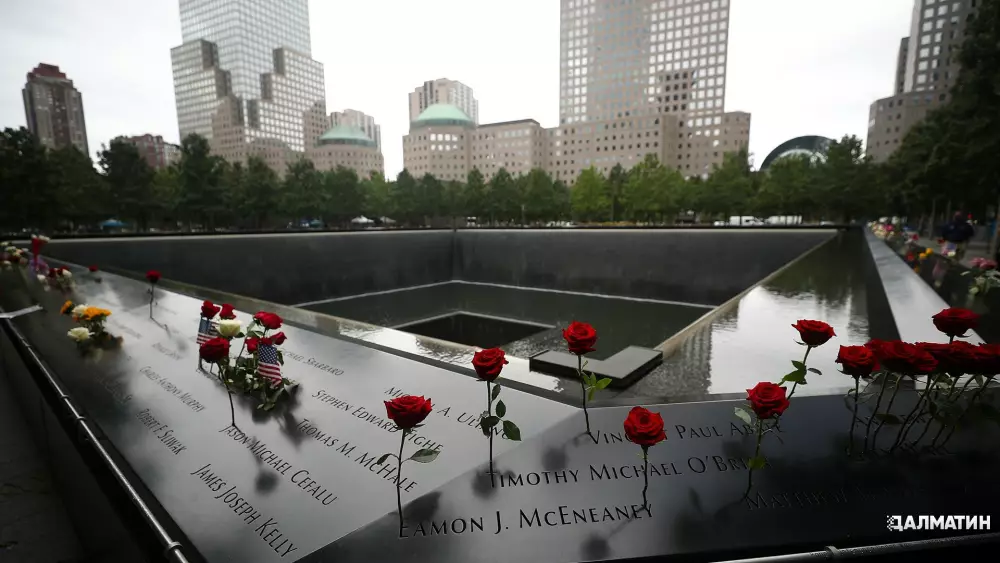 Неизвестный спрыгнул на 21-метровую глубину бассейна мемориала жертвам 11 сентября в Нью-Йорке и выжил