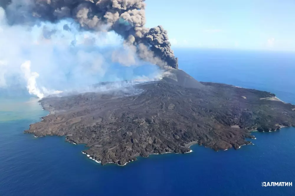 Зрелищное подводное извержение породило самый молодой остров на планете