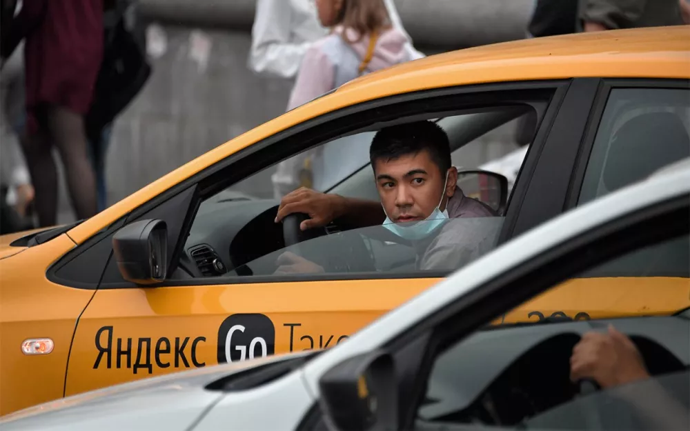 Из-за нехватки водителей такси возникла идея о привлечении мигрантов для работы