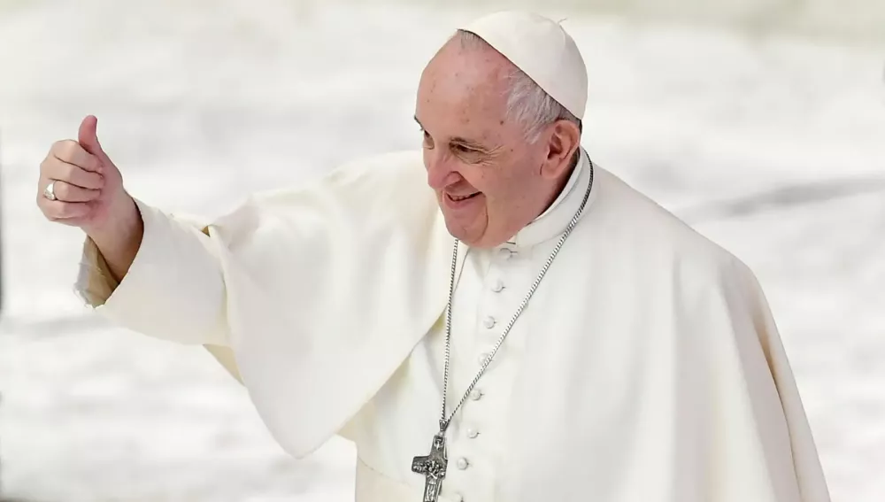 Папа римский Франциск официально одобрил разрешение священникам благословлять однополые пары