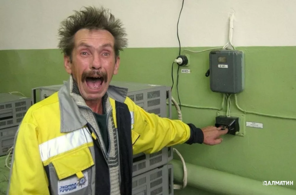 Пенсионерки из Одинцова заподозрили электриков ЖЭКа в работе на Украину