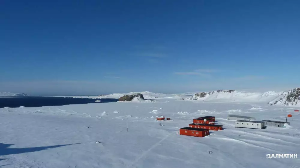 Полярники столкнулись с охранной технологиией, допотопной цивилизации в пещере в Антарктиде