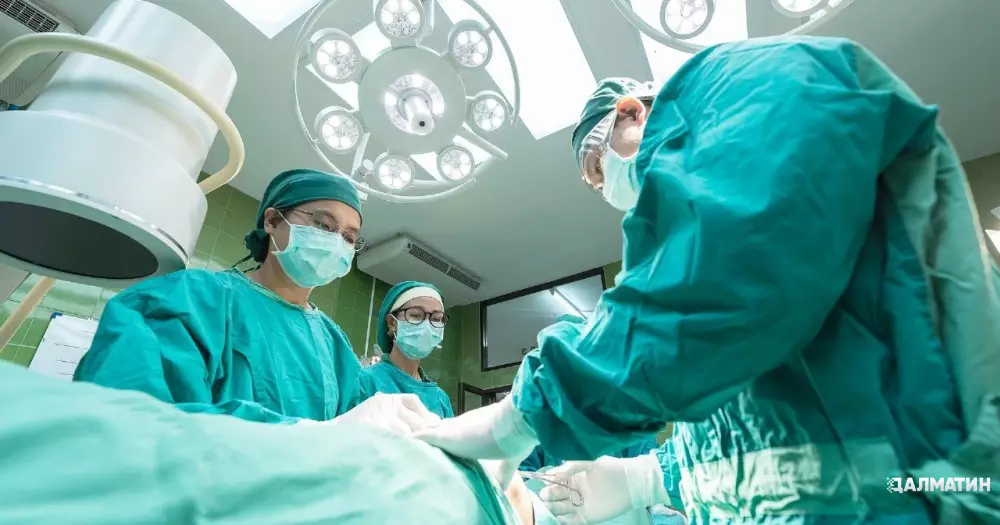 В Китае врачи извлекли из глаз женщины 60 живых червей-паразитов