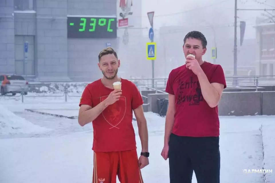 Власти Новосибирска усмотрели «ЛГБТ-пропаганду» в фотографии двух мужчин, которые в мороз едят мороженное