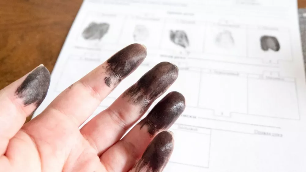 Автор исследования Гейб Бо доказал, что отпечатки пальцев не уникальны