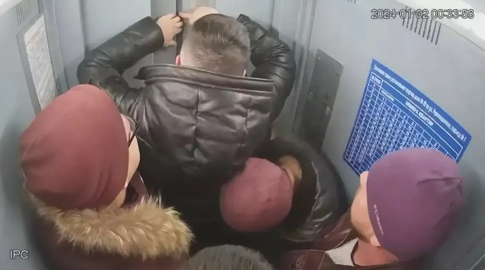 Страшный сон клаустрофобов и акрофобов: в Уфе рухнул лифт с пятью мужиками на борту