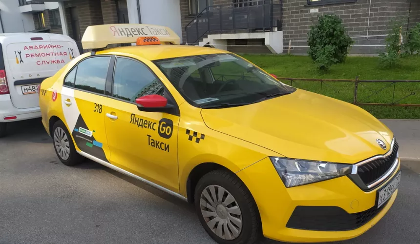 Агрегатор "Яндекс Такси" стал объектом всеобщего недовольства, сотрясаемый волной жалоб