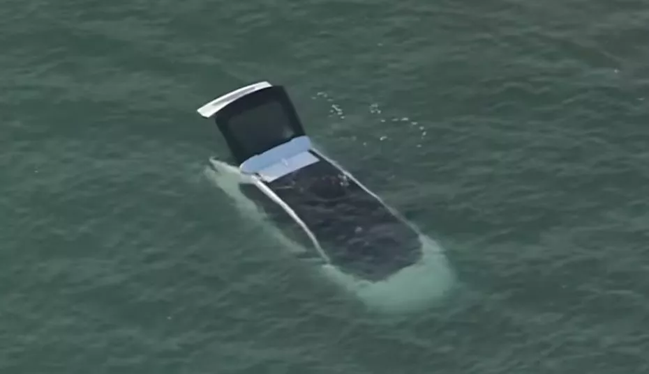 Электро-Toyota без водителя уехала в океан с обрыва из-за глупейшей ошибки бренда