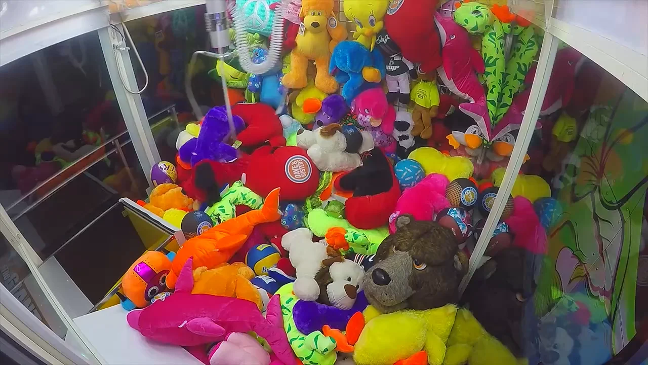 Мальчик застрял в автомате с игрушками в Австралии
