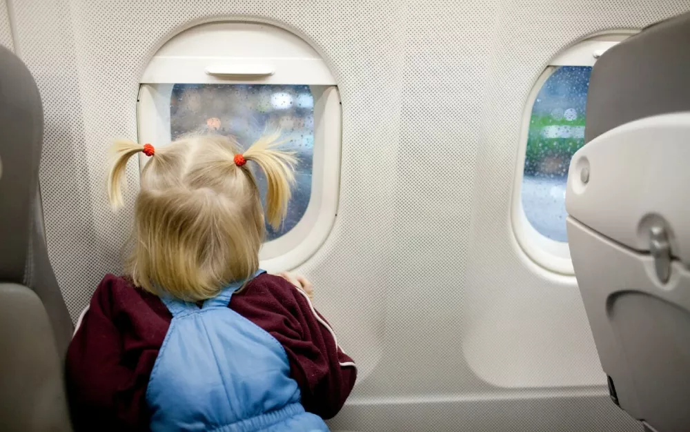 Депутаты готовят законопроект, который запретит рассаживать детей и родителей по разным местам в самолете