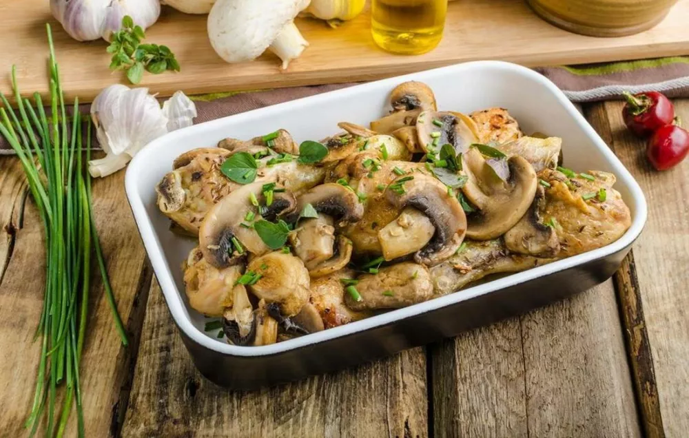 Курица с грибами: нежное и сочное мясо курочки с изумительным ароматом грибов