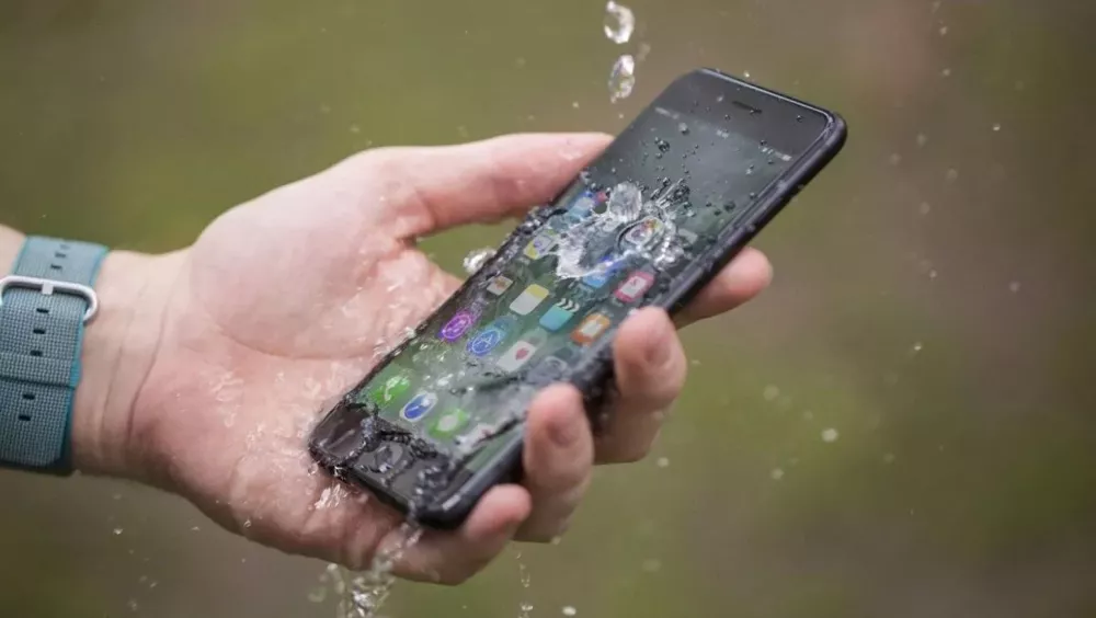 Не используйте рис или фен — Apple наконец-то рассказали, что делать, если уронили iPhone в воду