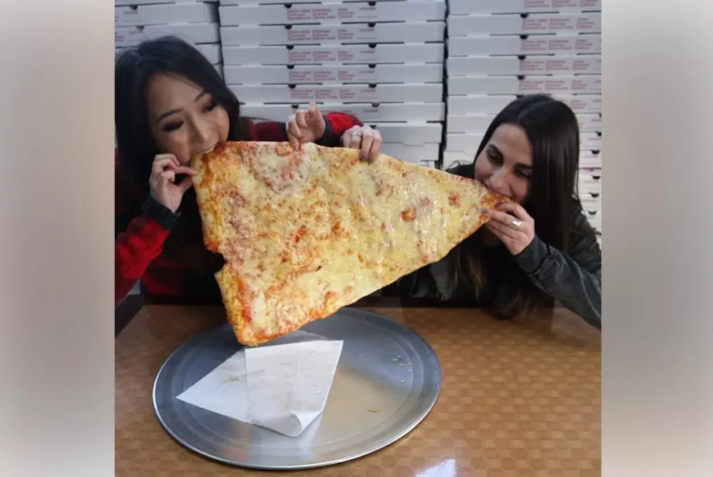 Super Slice - "Супер-ломтик" пиццы длиной 2 фута!