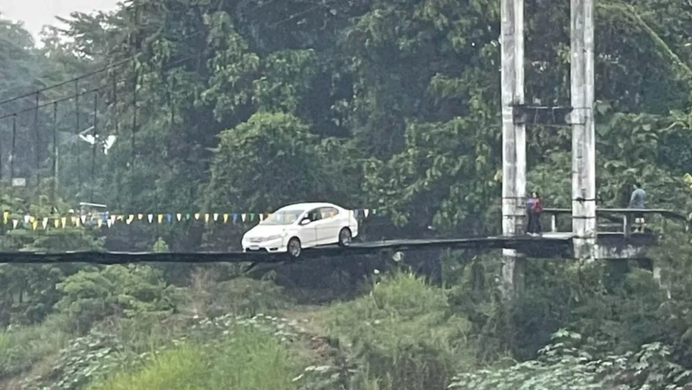 В Таиланде женщина заехала на машине на подвесной мост, потому что так ей проложил маршрут навигатор
