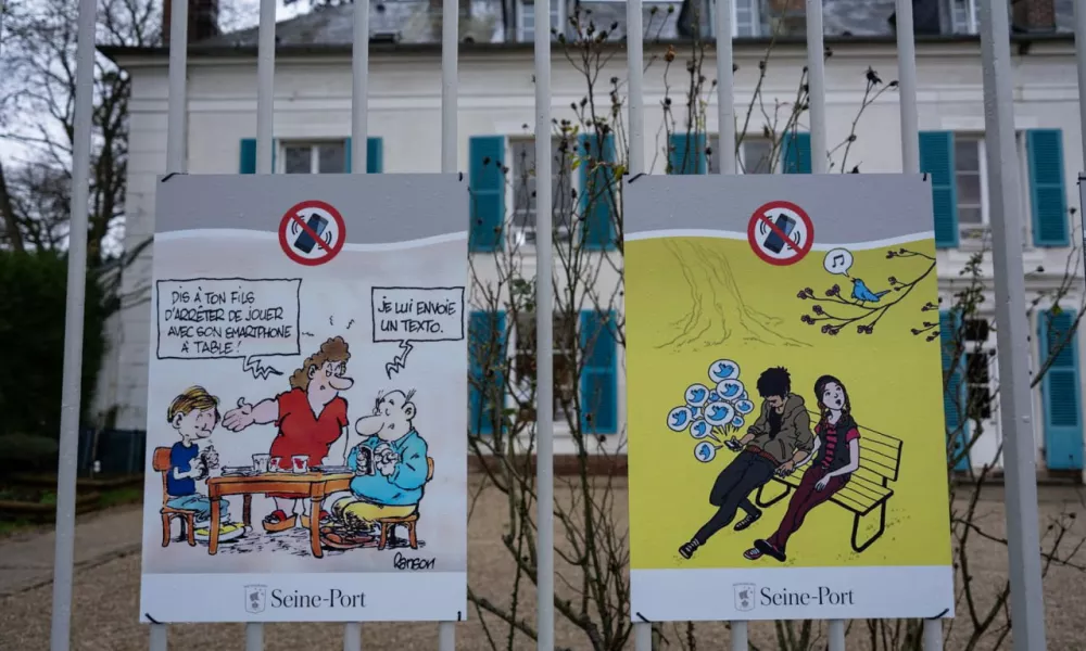 Во французской коммуне Сена-Порт приняли решение полностью ограничить использование смартфонов в общественных местах