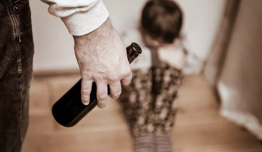 Отчим-алкоголик из Башкортостана четыре года бил пасынка по мошонке, чтобы «вылечить от мастурбации»