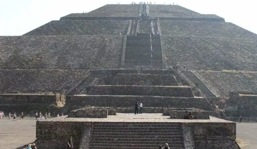 Пирамида Солнца в Мексике - крупнейшая постройка города Теотиукан и одна из самых крупных в Мезоамерике
