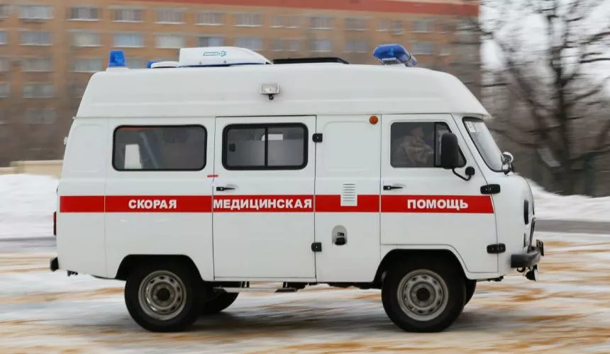 Мед работники скорой ногами уложили больного человека на носилки в Волгограде