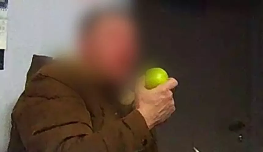 Пьяный мужчина закидал пассажиров самолёта яблоками в аэропорту Томска