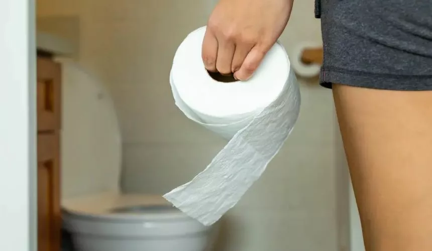 Почему опасно пользоваться туалетной бумагой: мнение экспертов