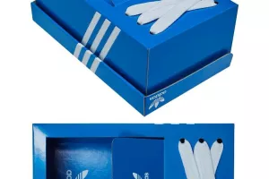 Adidas показали тапки из фирменных синих коробок