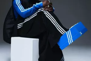 Adidas показали тапки из фирменных синих коробок.
