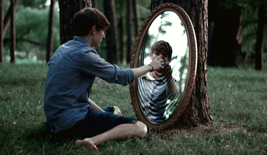 Зеркало – таинственный предмет, окруженный многочисленными суевериями и мифами