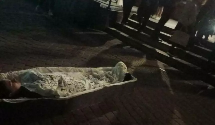 Девушка легла в гроб напротив театра для детей и молодёжи в Старом Осколе