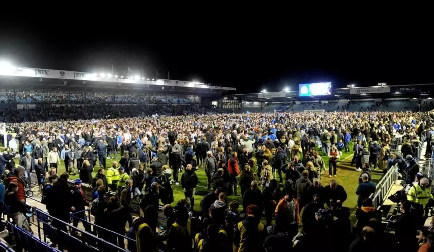 В Англии два футбольных фаната развеяли человеческий прах на футбольном поле. Из-за этого пришлось менять газон