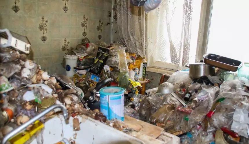В Красноярске мужчина закопался в мусоре в собственной квартире и умер, задохнувшись под грудой хлама